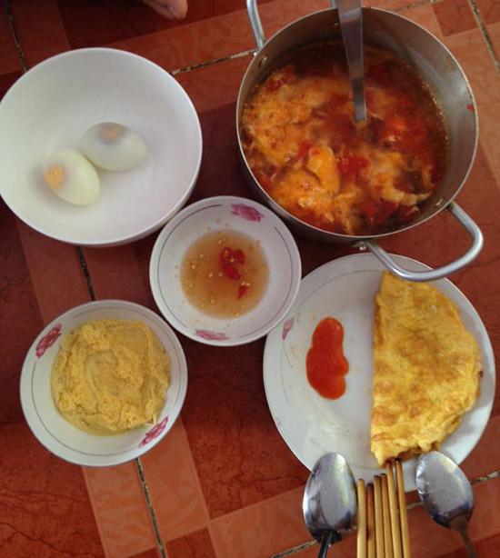 Lạc cháy đen, canh đục đục - Mâm cơm 20 nghìn của sinh viên ngày đầu lên nhập học-8