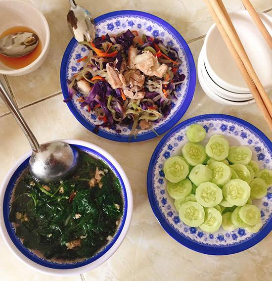 Lạc cháy đen, canh đục đục - Mâm cơm 20 nghìn của sinh viên ngày đầu lên nhập học-9