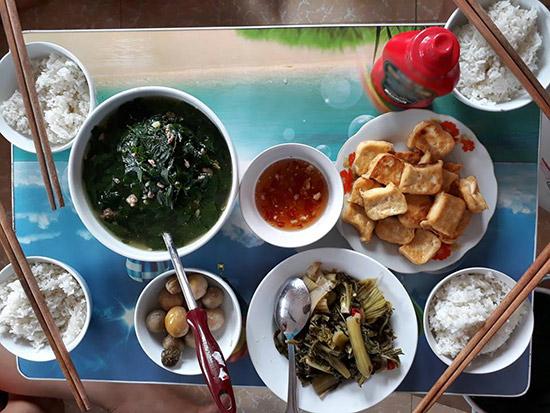 Lạc cháy đen, canh đục đục - Mâm cơm 20 nghìn của sinh viên ngày đầu lên nhập học-4