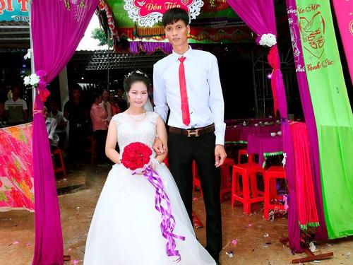 Đám cưới của chàng 1m83 - nàng 1m39 được chia sẻ nhiệt tình nhất hôm nay