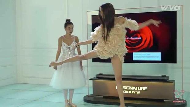 Đầm cũn cỡn lại còn ham thể hiện, Lan Khuê cứ khiến người xem thót tim tưởng lộ hàng-4