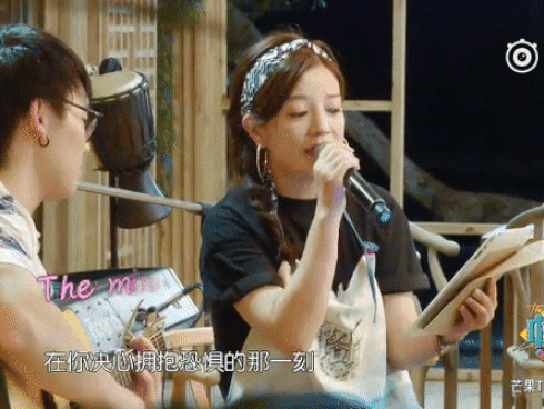 Đã rất lâu rồi Triệu Vy mới lại khoe giọng hát ngọt ngào trên sóng truyền hình