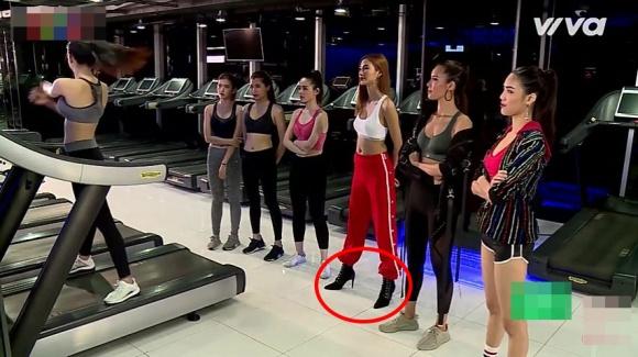 Diện mốt từ thế kỷ trước, Hoàng Thùy một mình lạc giữa dàn huấn luyện viên sành điệu-7