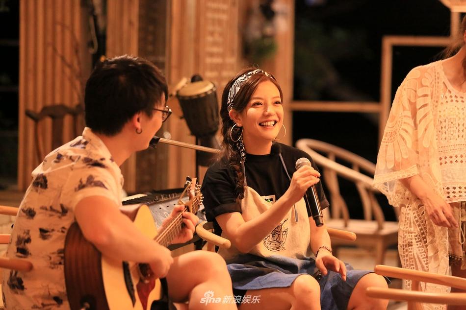 Đã rất lâu rồi Triệu Vy mới lại khoe giọng hát ngọt ngào trên sóng truyền hình-2