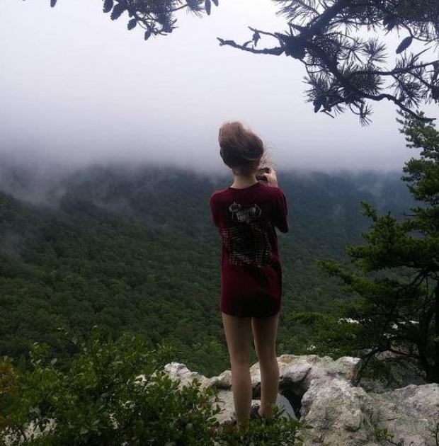 Bức hình ám ảnh của cô gái được chụp ngay trước khi bị bạn trai đẩy xuống khỏi vách đá và chết thương tâm-1