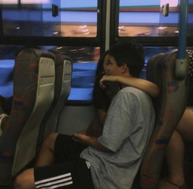 Cô gái cưa đổ bạn trai nhờ cho mượn 10.000 đồng để đi xe bus-2