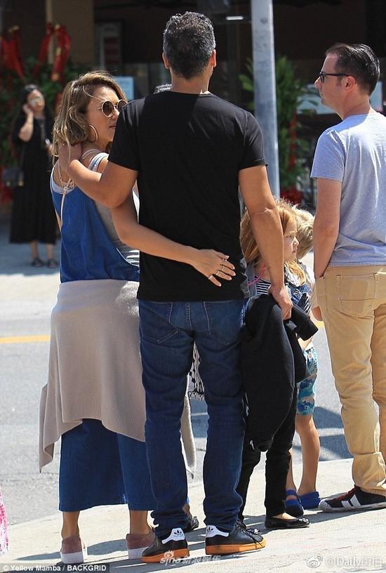 Jessica Alba bế bụng bầu đi dạo phố với chồng con-1