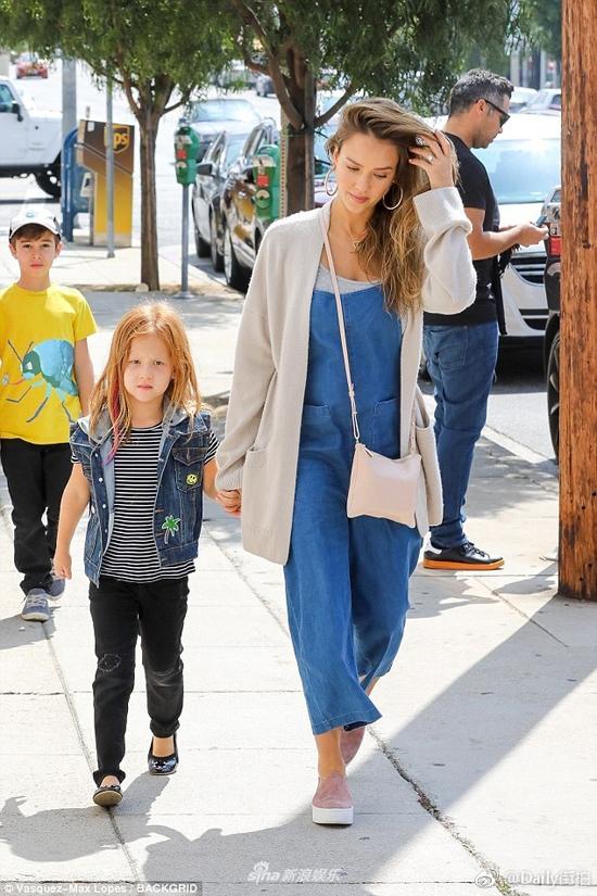 Jessica Alba bế bụng bầu đi dạo phố với chồng con-2