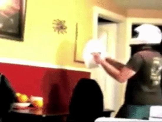 Clip hài: Cận cảnh vụ bắt con nhện đáng sợ nhất thế giới