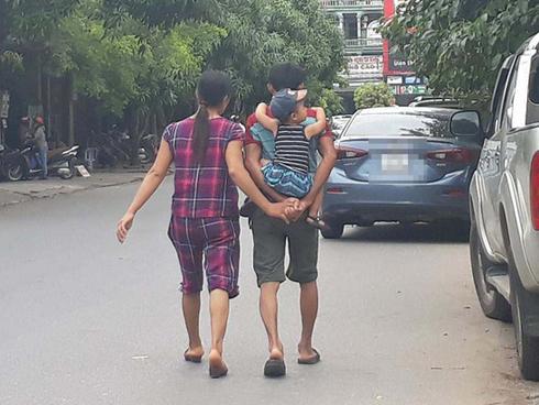 'Một cái nắm tay' - Bức ảnh khiến ai xem xong cũng phải giật mình