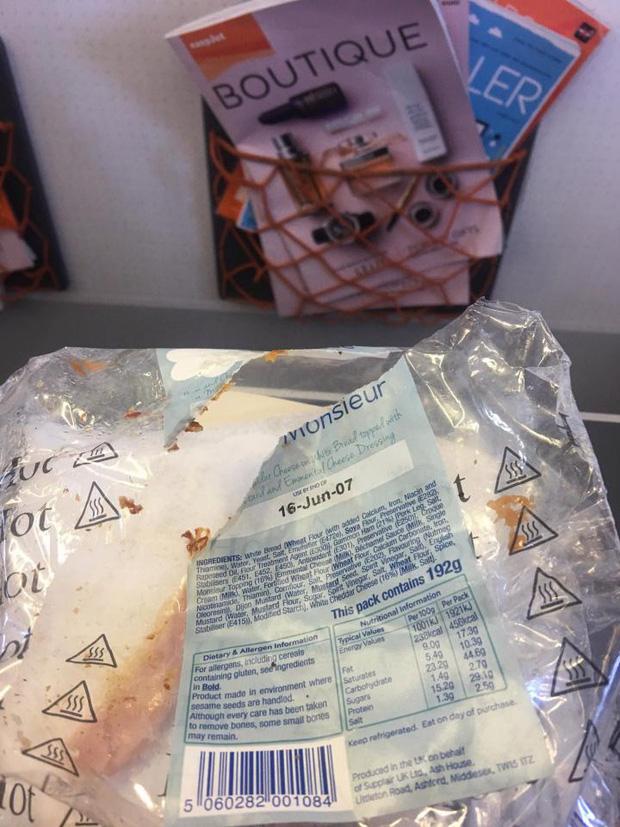 Hành khách tá hỏa khi phát hiện đồ ăn được phục vụ trên máy bay đã hết hạn từ 10 năm trước-1