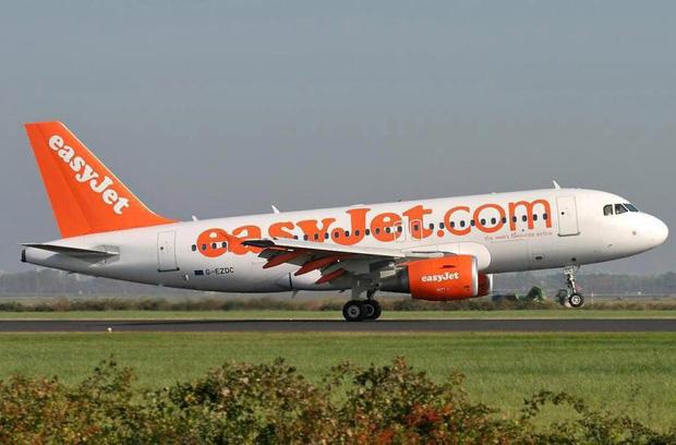 Hành khách tá hỏa khi phát hiện đồ ăn được phục vụ trên máy bay đã hết hạn từ 10 năm trước-2