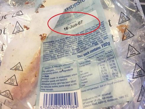 Hành khách tá hỏa khi phát hiện đồ ăn được phục vụ trên máy bay đã hết hạn từ 10 năm trước