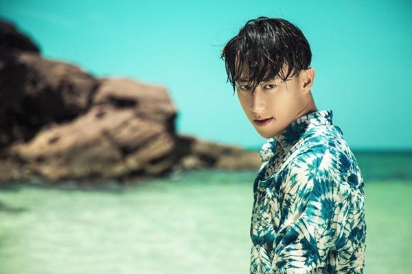 Những màn khóa môi nóng bỏng của Rocker Nguyễn khi cân bộ ba mỹ nhân Việt-5