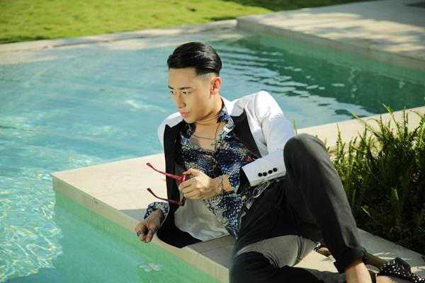 Những màn khóa môi nóng bỏng của Rocker Nguyễn khi cân bộ ba mỹ nhân Việt-6