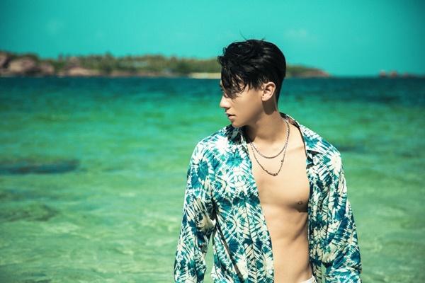 Những màn khóa môi nóng bỏng của Rocker Nguyễn khi cân bộ ba mỹ nhân Việt-9