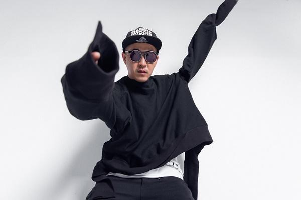 Lan Khuê khác lạ khi diện váy họa tiết bướm của NTK điên nhất Việt Nam-6