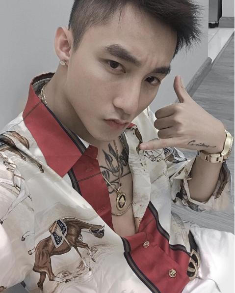 Đằm thắm với áo lụa Hermes, Sơn Tùng vẫn hút fan trong loạt biểu cảm đầy mê hoặc-1