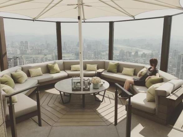 CÄn há» 450 tá»· Äá»ng cá»§a ChÃ¢u Kiá»t LuÃ¢n quÃ¡ há»£p vá»i váº» Äáº¹p xuáº¥t sáº¯c cá»§a vá»£ tráº» siÃªu máº«u-1