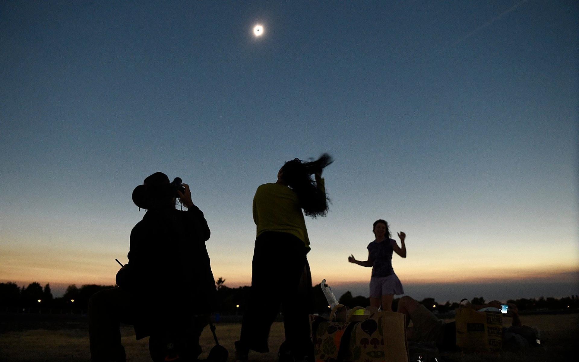 Những khoảnh khắc ấn tượng về nhật thực toàn phần tại Mỹ-7