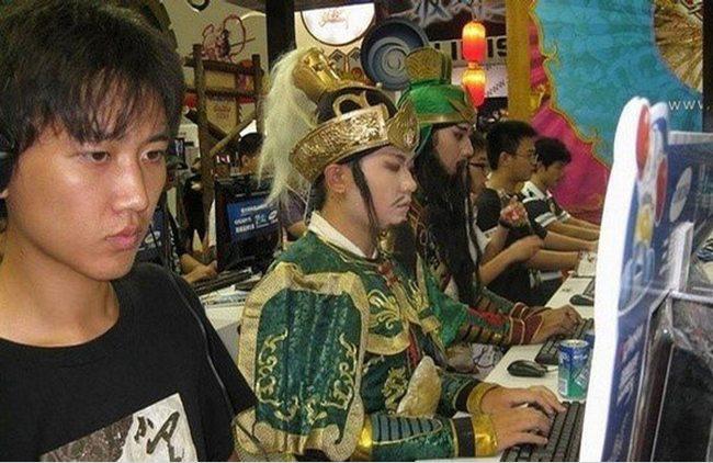 Xem ảnh cười, phát hiện Quan Vũ đi cày game-7