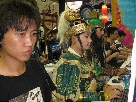 Bầy sư tử lẻn vào làng tìm đồ ăn, bị bò đuổi chạy té khói-1