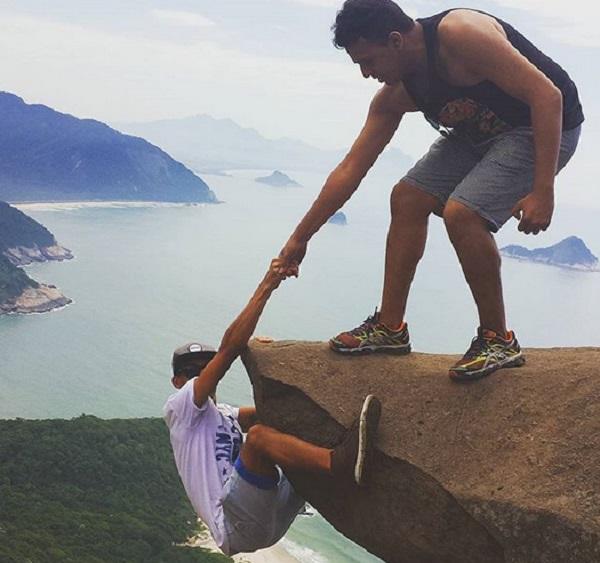 Sự thật gây sốc sau bức ảnh đôi nam nữ chênh vênh trên mỏm đá-8