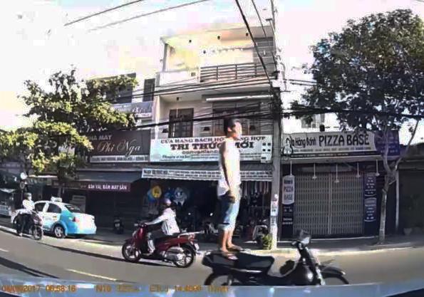 Cảnh sát tìm ra quái xế đứng trên yên xe máy đang chạy ở Đà Nẵng-1