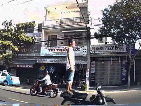 Cảnh sát tìm ra 'quái xế' đứng trên yên xe máy đang chạy ở Đà Nẵng