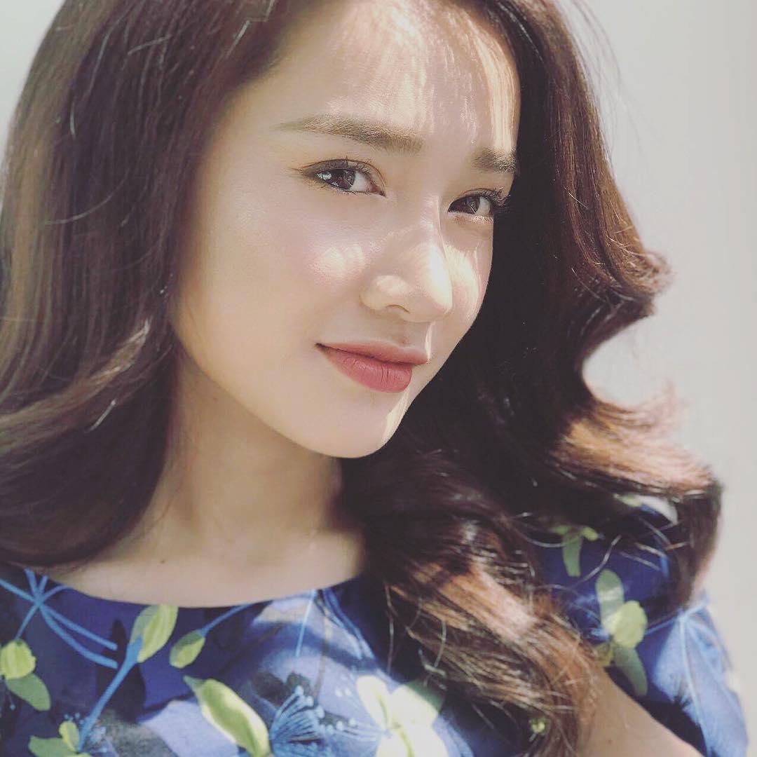 Tin sao Việt 22/8: Ngọc Trinh lại vén áo khoe vóc dáng nuột nà-6