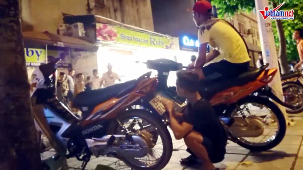 Khiếp đảm quái xế rú ga, bốc đầu giữa phố Hà Nội-1