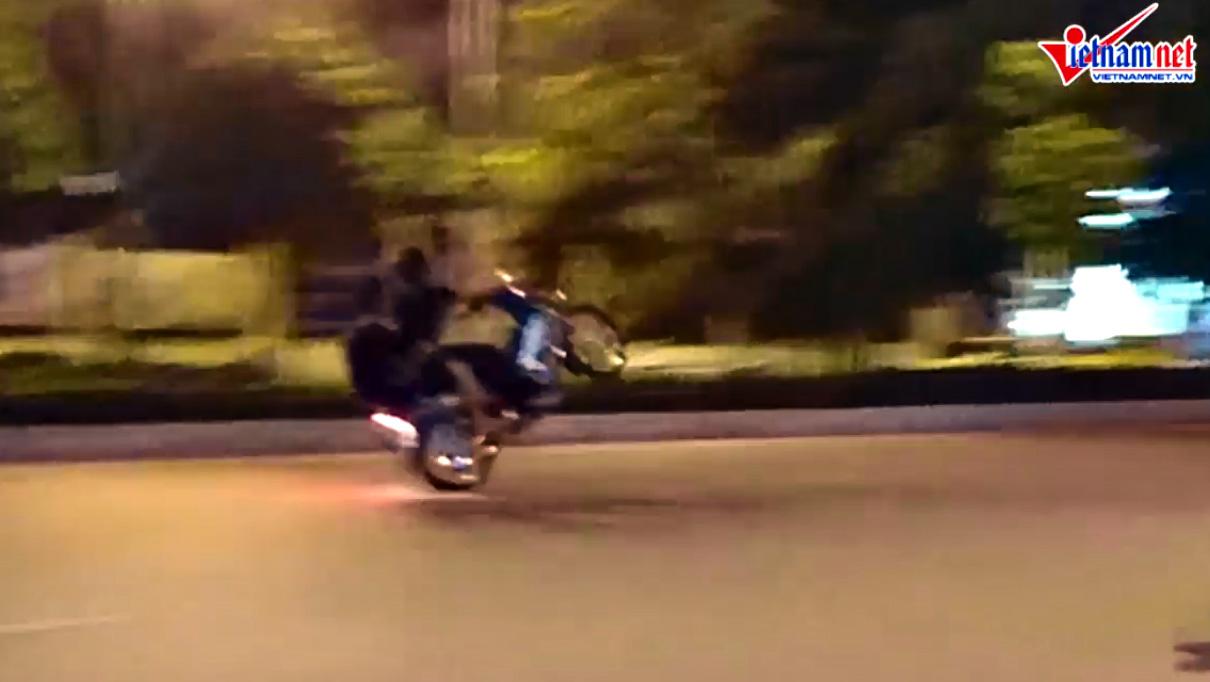 Khiếp đảm quái xế rú ga, bốc đầu giữa phố Hà Nội-4
