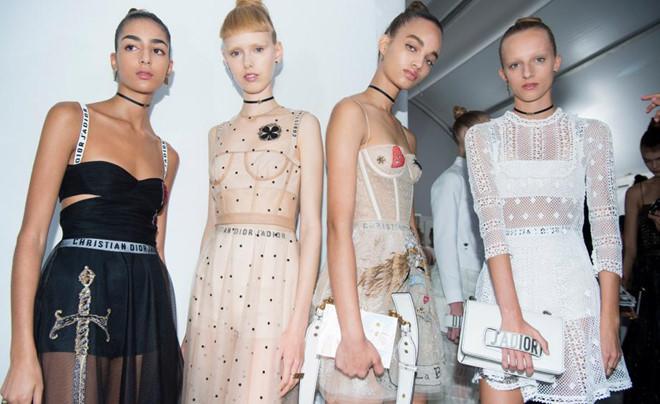 Á hậu Lệ Hằng mặc váy nhái của Dior?-2