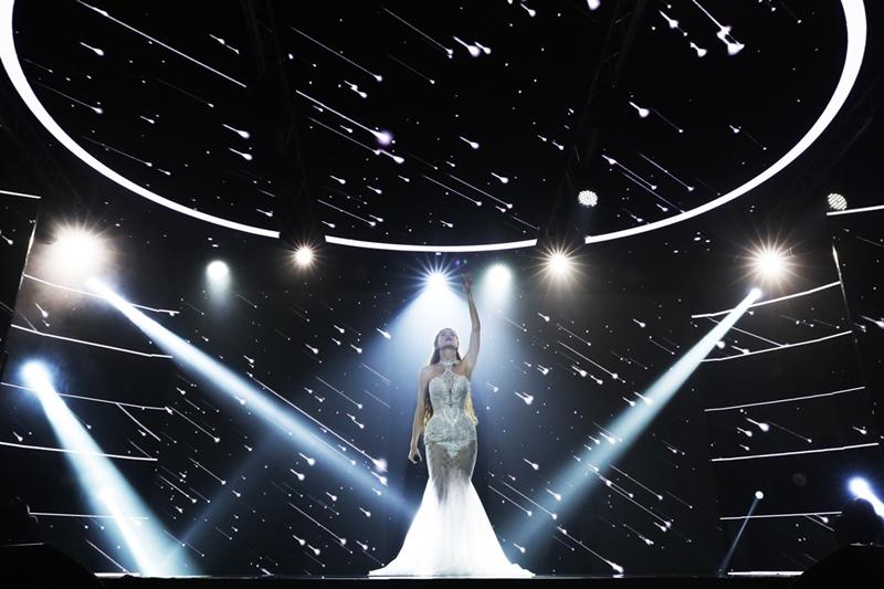 Hồ Ngọc Hà mặc váy cưới hát Có em chờ, liên tục nhìn đắm đuối về phía Kim Lý-1