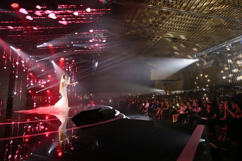 Hồ Ngọc Hà mặc váy cưới hát Có em chờ, liên tục nhìn đắm đuối về phía Kim Lý-14