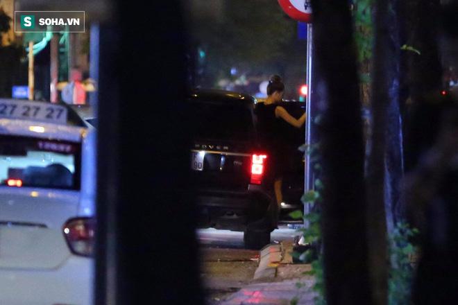 Clip Hà Hồ nắm tay Kim Lý cùng về nhà, chính thức công khai quan hệ yêu đương-6