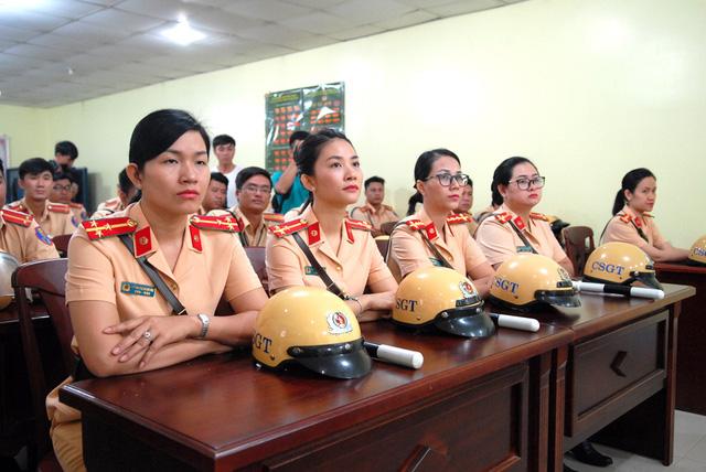 Duyên dáng những bóng hồng cảnh sát giao thông trong lực lượng dẫn đoàn dịp APEC-3