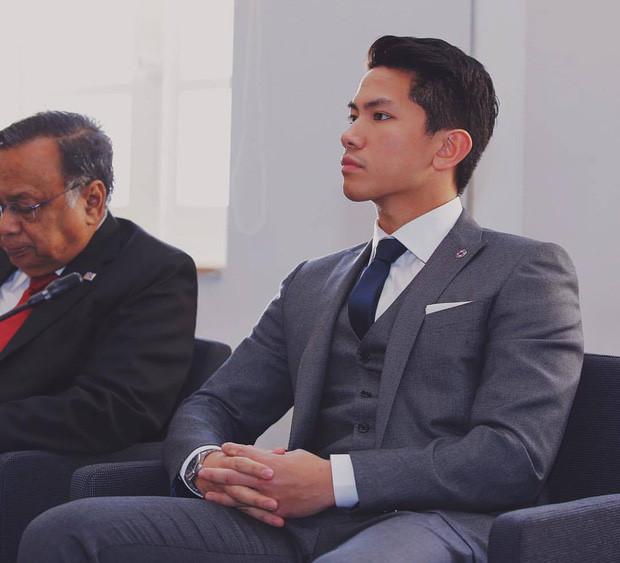 Hoàng tử Brunei điển trai gây bão khi tham gia SEA Games-3