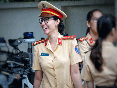 Xôn xao video cảnh sát giao thông ngồi hát với tài xế vi phạm-1