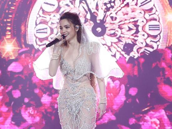 Hồ Ngọc Hà mặc váy cưới hát 'Có em chờ', liên tục nhìn đắm đuối về phía Kim Lý