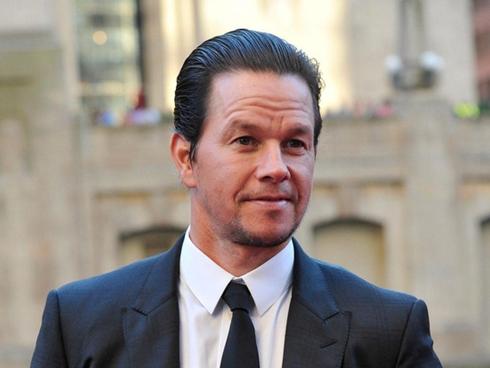 Mark Wahlberg soán ngôi The Rock trở thành nam diễn viên có tổng cát-xê cao nhất thế giới