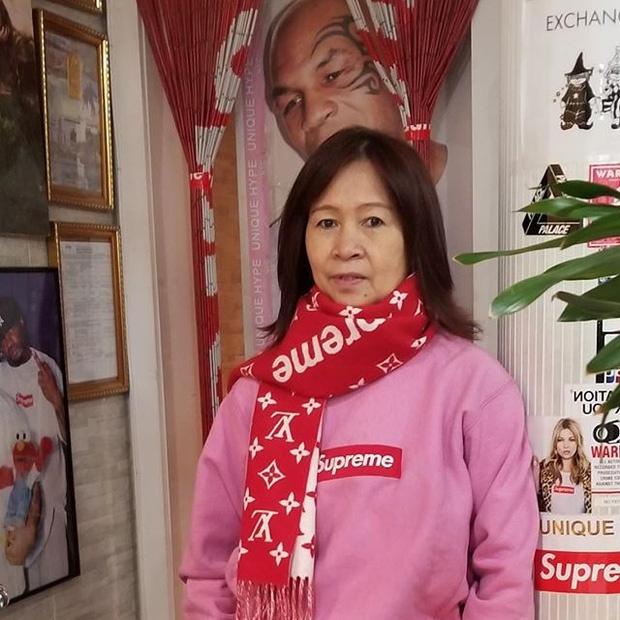 Cánh thanh niên lác mắt với bà cô chất chơi, phô trương cả BST Supreme X Louis Vuitton-1