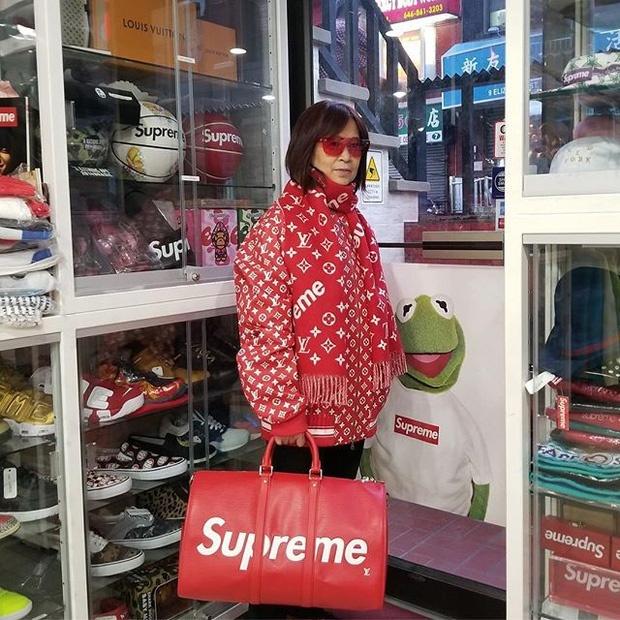 Cánh thanh niên lác mắt với bà cô chất chơi, phô trương cả BST Supreme X Louis Vuitton-2