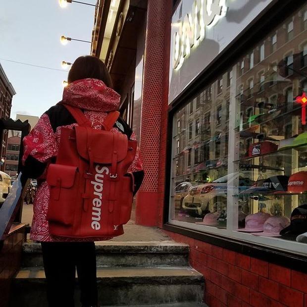 Cánh thanh niên lác mắt với bà cô chất chơi, phô trương cả BST Supreme X Louis Vuitton-4