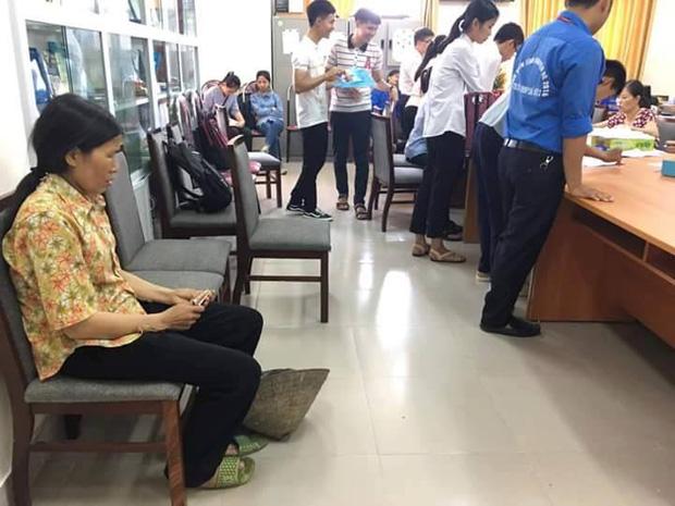 Chuyện cảm động phía sau hình ảnh người mẹ cầm nón rách đợi con nhập học-2