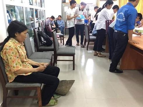 Chuyện cảm động phía sau hình ảnh người mẹ cầm nón rách đợi con nhập học