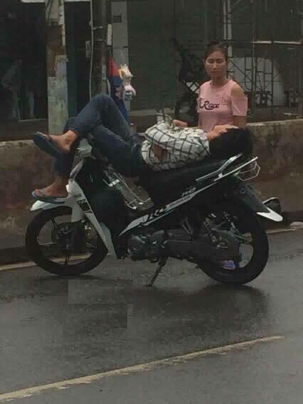 Chỉ vì giận vợ, chồng dựng xe ngủ ngay giữa đường quốc lộ-2