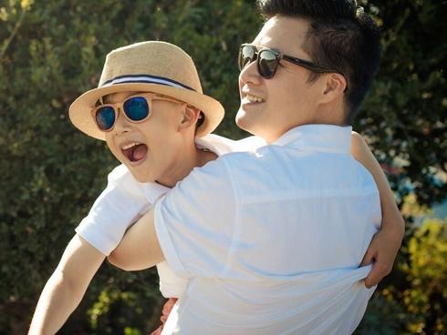 Những nụ cười ấm áp của con trai Jennifer Phạm bên bố dượng-15