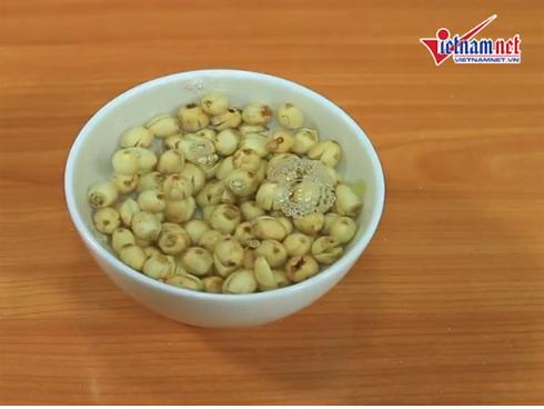 Trị chứng mất ngủ, tăng cân vùn vụt với sữa hạt sen lá dứa