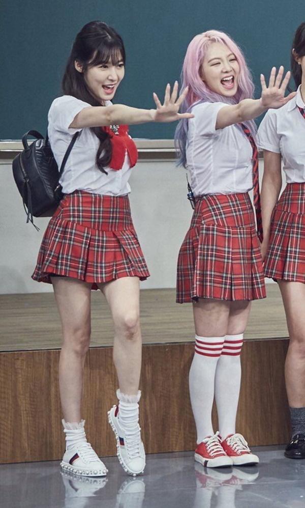 Cũng cưa sừng làm nghé làm nữ sinh, nhưng Tiffany trông lạ hơn hẳn các nàng SNSD khác-2